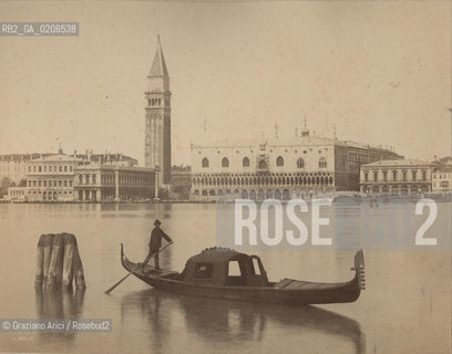 -VENEZIA, CARLO NAYA, VEDUTA DEL MOLO E PALAZZO DUCALE CON GONDOLA, SENZA DATA. STAMPA ALLALBUMINA INCOLLATA SU CARTONE, CM 24,1X19 ©ARCHIVIO Graziano Arici/Rosebud2  FOTOANTICHE.-VENICE, CARLO NAYA, VEDUTA DEL MOLO E PALAZZO DUCALE, UNDATED. ALBUMEN PHOTOGRAPH MOUNTED ON CARDBOARD, CM 24,1X19 ©Graziano Arici/Rosebud2 