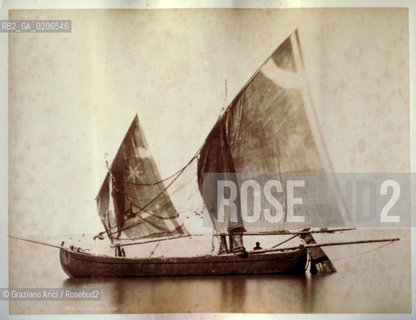 -VENEZIA, CARLO NAYA (?), BRAGOZZO, SENZA DATA. STAMPA ALLALBUMINA INCOLLATA SU CARTONE, CM 35,6X27,3 ©ARCHIVIO Graziano Arici/Rosebud2   BARCA DA PESCA, FOTOANTICHE.-VENICE, CARLO NAYA (?), BRAGOZZO, UNDATED. ALBUMEN PHOTOGRAPH  MOUNTED ON CARDBOARD, CM 35,6X27,3 ©Graziano Arici/Rosebud2 