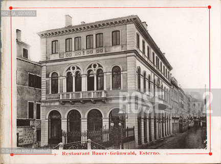 -VENEZIA, SENZA INDICAZIONE DAUTORE, RESTAURANT BAUER-GRUNWALD ESTERNO, SENZA DATA. STAMPA TIPOGRAFICA CONTENUTA ALLINTERNO DELLALBUM A SOFFIETTO SOUVENIR DU GRAND HOTEL DITALIE BAUER, VENISE BAUER-GRUNWALD 24 MAGGIO 1903 IN OMAGGIO PER I CLIENTI, CM 14,7X10,9  ©ARCHIVIO Graziano Arici/Rosebud2  FOTOANTICHE.-VENICE, NO AUTHORS INDICATION, RESTAURANT BAUER-GRUNWALD ESTERNO, UNDATED. TYPOGRAPHICAL PRINT, CM 14,7X10,9 ©Graziano Arici / rosebud2
