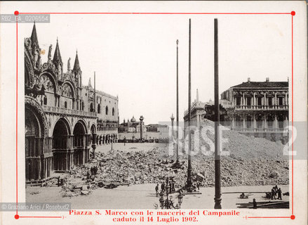 -VENEZIA, SENZA INDICAZIONE DAUTORE, PIAZZA S. MARCO CON LE MACERIE DEL CAMPANILE CADUTO IL 14 LUGLIO 1902, SENZA DATA. STAMPA TIPOGRAFICA CONTENUTA ALLINTERNO DELLALBUM A SOFFIETTO SOUVENIR DU GRAND HOTEL DITALIE BAUER, VENISE BAUER-GRUNWALD 24 MAGGIO 1903, IN OMAGGIO PER I CLIENTI, CM 14,7X10,9  ©ARCHIVIO Graziano Arici/Rosebud2  FOTOANTICHE.-VENICE, NO AUTHORS INDICATION, PIAZZA S. MARCO CON IL CAMPANILE, UNDATED. TYPOGRAPHICAL PRINT, CM 14,7X10,9 ©Graziano Arici/Rosebud2 