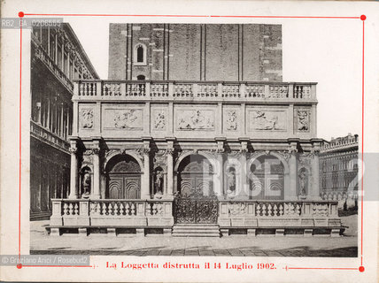 -VENEZIA, SENZA INDICAZIONE DAUTORE, LA LOGGETTA DISTRUTTA IL 14 LUGLIO 1902, SENZA DATA. STAMPA TIPOGRAFICA CONTENUTA ALLINTERNO DELLALBUM A SOFFIETTO SOUVENIR DU GRAND HOTEL DITALIE BAUER, VENISE BAUER-GRUNWALD 24 MAGGIO 1903, IN OMAGGIO PER I CLIENTI, CM 14,7X10,9  ©ARCHIVIO Graziano Arici/Rosebud2  FOTOANTICHE.-VENICE, NO AUTHORS INDICATION, LA LOGGETTA DISTRUTTA IL 14 LUGLIO 1902, UNDATED. TYPOGRAPHICAL PRINT, CM 14,7X10,9 ©Graziano Arici / rosebud2