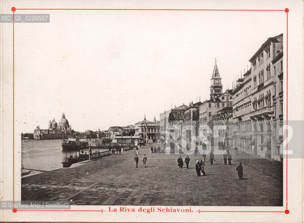 -VENEZIA, SENZA INDICAZIONE DAUTORE, LA RIVA DEGLI SCHIAVONI, SENZA DATA. STAMPA TIPOGRAFICA CONTENUTA ALLINTERNO DELLALBUM A SOFFIETTO SOUVENIR DU GRAND HOTEL DITALIE BAUER, VENISE BAUER-GRUNWALD 24 MAGGIO 1903, IN OMAGGIO PER I CLIENTI, CM 14,7X10,9  ©ARCHIVIO Graziano Arici/Rosebud2  FOTOANTICHE.-VENICE, NO AUTHORS INDICATION, LA RIVA DEGLI SCHIAVONI, UNDATED. TYPOGRAPHICAL PRINT, CM 14,7X10,9 ©Graziano Arici / rosebud2