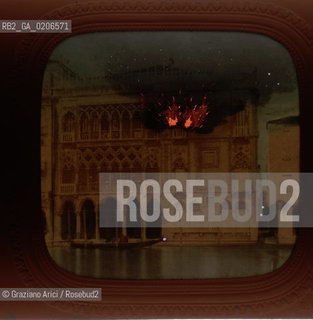 -ROMA, SENZA INDICAZIONE DAUTORE, PALAZZO CA DORO CON FUOCO VISIONE NOTTE, ANTE 1881. POSITIVO ALLALBUMINA MONTATO SU CARTONE, FOTOGRAFIA DIAFANOSTEREOSCOPICA, CM 17,4X8,5  ©ARCHIVIO Graziano Arici/Rosebud2  FOTOANTICHE.-ROME, NO AUTHORS INDICATION, PALAZZO CA DORO WITH FIRE NIGHT VISION, ANTE 1881. ALBUMEN POSITIVE MOUNTED ON CARDBOARD, DIAFANOSTEREOSCOPICAL PHOTOGRAPH CM 17,4X8,5 ©Graziano Arici / rosebud2 .