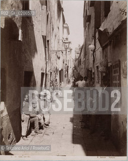 -VENEZIA, PAOLO SALVIATI, CALLE DELLOCA, SENZA DATA. STAMPA ALLALBUMINA INCOLLATA SU CARTONE, CM 19,4X24,5 ©ARCHIVIO Graziano Arici/Rosebud2  OSTERIA E PERSONE LUNGO LA CALLE. FOTOANTICHE.-VENICE, PAOLO SALVIATI, CALLE DELLOCA, UNDATED. ALBUMEN PHOTOGRAPH MOUNTED ON CARDBOARD, CM 19,4X24,5 ©Graziano Arici/Rosebud2 