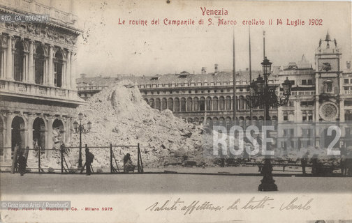 -VENEZIA, SENZA INDICAZIONE DAUTORE, IL MUCCHIO DI ROVINE DEL CAMPANILE DI S.MARCO, 1902, CARTOLINA POSTALE, CM 14X8,9 ©ARCHIVIO Graziano Arici/Rosebud2  FOTOANTICHE.-VENICE, NO AUTHORS INDICATION, IL MUCCHIO DI ROVINE DEL CAMPANILE DI S.MARCO, 1902. POSTCARD, CM 14X8,9 ©Graziano Arici/Rosebud2 