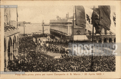 -VENEZIA, SENZA INDICAZIONE DAUTORE, POSA DELLA PRIMA PIETRA PEL NUOVO CAMPANILE DI S. MARCO, 25 APRILE 1903. STAMPA ELIOGRAFICA CONTENUTA ALL INTERNO DELLALBUM A SOFFIETTO ALBUM RICORDO DELLINAUGURAZIONE DEL CAMPANILE DI S. MARCO-APRILE 1912, CM 9,1X14  ©ARCHIVIO Graziano Arici/Rosebud2   BANDIERE ISSATE FOTOANTICHE.-VENICE, NO AUTHORS INDICATION, POSA DELLA PRIMA PIETRA PEL NUOVO CAMPANILE DI S. MARCO, 25 APRILE 1903. HELIOGRAPHY IN THE ALBUM RICORDO DELLINAUGURAZIONE DEL CAMPANILE DI S. MARCO-APRILE 1912, CM 9,1X14 ©Graziano Arici/Rosebud2 