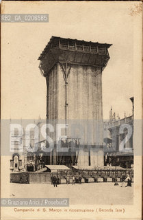 -VENEZIA, SENZA INDICAZIONE DAUTORE, CAMPANILE DI S. MARCO IN RICOSTRUZIONE (SECONDA FASE), SENZA DATA. STAMPA ELIOGRAFICA CONTENUTA ALL INTERNO DELLALBUM A SOFFIETTO ALBUM RICORDO DELLINAUGURAZIONE DEL CAMPANILE DI S. MARCO-APRILE 1912, CM 9,1X14  ©ARCHIVIO Graziano Arici/Rosebud2  FOTOANTICHE.-VENICE, NO AUTHORS INDICATION, CAMPANILE DI S. MARCO IN RICOSTRUZIONE (SECONDA FASE), UNDATED. HELIOGRAPHY IN THE ALBUM RICORDO DELLINAUGURAZIONE DEL CAMPANILE DI S. MARCO-APRILE 1912, CM 9,1X14 ©Graziano Arici/Rosebud2 