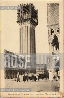 -VENEZIA, SENZA INDICAZIONE DAUTORE, CAMPANILE DI S. MARCO IN RICOSTRUZIONE (TERZA FASE), SENZA DATA. STAMPA ELIOGRAFICA CONTENUTA ALL INTERNO DELLALBUM A SOFFIETTO ALBUM RICORDO DELLINAUGURAZIONE DEL CAMPANILE DI S. MARCO-APRILE 1912, CM 9,1X14  ©ARCHIVIO Graziano Arici/Rosebud2  FOTOANTICHE.-VENICE, NO AUTHORS INDICATION, CAMPANILE DI S. MARCO IN RICOSTRUZIONE (TERZA FASE), UNDATED. HELIOGRAPHY IN THE ALBUM RICORDO DELLINAUGURAZIONE DEL CAMPANILE DI S. MARCO-APRILE 1912, CM 9,1X14 ©Graziano Arici/Rosebud2 