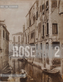 -VENEZIA, SENZA INDICAZIONE DAUTORE, CANALE, SENZA DATA. STAMPA ALLALBUMINA INCOLLATA SU CARTONCINO, CM 46X54 ©ARCHIVIO Graziano Arici/Rosebud2  BARCA, FOTOANTICHE.-VENICE, NO AUTHORS INDICATION, CANALE, UNDATED. ALBUMEN PHOTOGRAPH  MOUNTED ON CARDBOARD, CM 46X54 ©Graziano Arici / rosebud2
