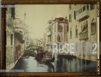 I-VENEZIA, SENZA INDICAZIONE DAUTORE, CANALE, SENZA DATA. STAMPA ALLALBUMINA COLORATA A MANO, CM 39,5X29,5 - CON CORNICE MARRONE DI LEGNO E VELATURE DORATE, CM 43,5X33,5 ©ARCHIVIO Graziano Arici/Rosebud2  ABSIDE DEI FRARI DALLESTERNO E SCUOLA DI S. ROCCO FOTOANTICHE.-VENICE, NO AUTHORS INDICATION, CANALE, UNDATED. ALBUMEN PHOTOGRAPH  HAND COLORED, CM 39,5X29,5 - WITH WOODEN FRAME, CM 43,5X33,5 ©Graziano Arici / rosebud2
