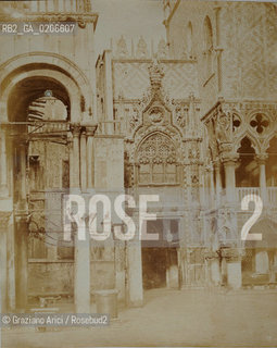 -VENEZIA, SENZA INDICAZIONE DAUTORE, PORTA DELLA CARTA DI PALAZZO DUCALE, ANTE 1866 . STAMPA ALLALBUMINA INCOLLATA SU CARTONE, CM 25,9X32,5 ©ARCHIVIO Graziano Arici/Rosebud2   FOTOANTICHE.-VENICE, NO AUTHORS INDICATION, PORTA DELLA CARTA DI PALAZZO DUCALE, ANTE 1866. ALBUMEN PHOTOGRAPH MOUNTED ON CARDBOARD, CM 25,9X32,5  ©Graziano Arici/Rosebud2 