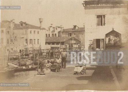 -VENEZIA, SENZA INDICAZIONE DAUTORE, FONDAMENTA QUINTAVALLE-CASTELLO, SENZA DATA. STAMPA ALLALBUMINA INCOLLATA SU CARTONE, CM 24,1X17,2 ©ARCHIVIO Graziano Arici/Rosebud2  DONNE CHE RICAMANO E BAMBINI FOTOANTICHE.-VENICE, NO AUTHORS INDICATION, FONDAMENTA QUINTAVALLE-CASTELLO, UNDATED. ALBUMEN PHOTOGRAPH MOUNTED ON CARDBOARD, CM 24,1X17,2 ©Graziano Arici/Rosebud2 