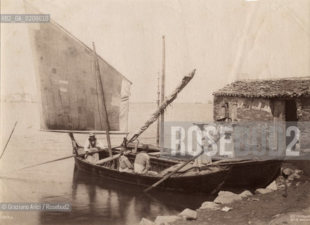 -VENEZIA, CARLO NAYA, CHIOGGIA SOTTOMARINA, SENZA DATA. STAMPA ALLALBUMINA, CM 23,8X17,2 ©ARCHIVIO Graziano Arici/Rosebud2  BARCA CON PESCATORI FOTOANTICHE .-VENICE, CARLO NAYA, CHIOGGIA SOTTOMARINA, UNDATED. ALBUMEN PHOTOGRAPH, CM 23,8X17,2 ©Graziano Arici/Rosebud2 