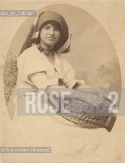 -VENEZIA, CARLO NAYA ?, CONTADINA, 1870 CA. STAMPA ALLALBUMINA, CM 25,2X19,4 ©ARCHIVIO Graziano Arici/Rosebud2  GIOVANE CONTADINA CON CESTO. FOTOANTICHE.-VENICE, CARLO NAYA ?, CONTADINA, 1870 CA. ALBUMEN PHOTOGRAPH, CM 25,2X19,4 ©Graziano Arici/Rosebud2 