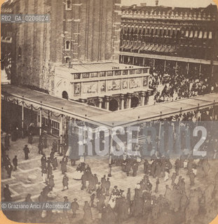 -VENEZIA, SENZA INDICAZIONE DAUTORE, PIAZZA S. MARCO FESTA DELLA SENSA, ANTE 1973. POSITIVO ALLALBUMINA MONTATO SU CARTONE, FOTOGRAFIA STEREOSCOPICA, CM 17,6X8,6  ©ARCHIVIO Graziano Arici/Rosebud2   CAMPANILE, FOTOANTICHE.-VENICE, NO AUTHORS INDICATION, PIAZZA S. MARCO FESTA DELLA SENSA, ANTE 1973. ALBUMEN POSITIVE MOUNTED ON CARDBOARD, STEREOSCOPICAL PHOTOGRAPH CM 17,6X8,6 ©Graziano Arici / rosebud2 .