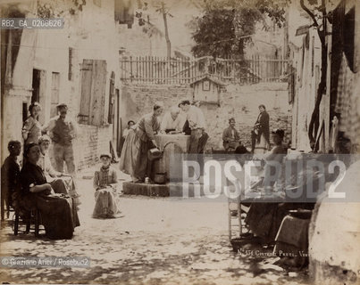 -VENEZIA, SENZA INDICAZIONE DAUTORE, CORTE DEI PRETI, SENZA DATA. STAMPA ALLALBUMINA INCOLLATA SU CARTONE, CM 24,2X19,4 ©ARCHIVIO Graziano Arici/Rosebud2    PERSONE SEDUTE IN CORTILE MENTRE ALTRE PRENDONO LACQUA AL POZZO. FOTOANTICHE.-VENICE, NO AUTHORS INDICATION, CORTE DEI PRETI, UNDATED. ALBUMEN PHOTOGRAPH MOUNTED ON CARDBOARD, CM 24,2X19,4 ©Graziano Arici/Rosebud2 