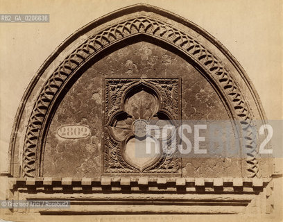 -VENEZIA, CARLO NAYA, ARCO SOPRA UNA PORTA DI UNA CASA A S.TOMA, SENZA DATA. STAMPA ALLALBUMINA INCOLLATA SU STOFFA, CM 23,9X18,8 ©ARCHIVIO Graziano Arici/Rosebud2  FOTOANTICHE.-VENICE, CARLO NAYA, ARCO SOPRA UNA PORTA DI UNA CASA A S.TOMA, UNDATED. ALBUMEN PHOTOGRAPH MOUNTED ON CLOTH, CM 23,9X18,8 ©Graziano Arici/Rosebud2 