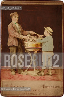 -VENEZIA, PAOLO SALVIATI, UOMO E BAMBINO CON CESTA DI DOLCI, SENZA DATA. STAMPA ALLALBUMINA INCOLLATA SU CARTONE, CARTE DE VISITE, CM 10,8X 16.5 ©ARCHIVIO Graziano Arici/Rosebud2  FOTOANTICHE.-VENICE, PAOLO SALVIATI, UOMO E BAMBINO CON CESTA DI DOLCI, UNDATED. ALBUMEN PHOTOGRAPH MOUNTED ON CARDBOARD, CARTE DE VISITE CM 10,8X 16.5 ©Graziano Arici / rosebud2