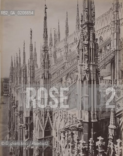 -MILANO, SENZA INDICAZIONE DAUTORE, DETTAGLIO DELLA CATTEDRALE, SENZA DATA. STAMPA ALLALBUMINA INCOLLATA SU CARTONE, CM 19,5X25 CONTENUTE ALLINTERNO DELLALBUM H.F.M.H FROM T.H.H.-IN REMEBRANCE OF A PLEASANT TOUR SEPTEMBER 22nd NOVEMBER15th 1888 DUBLINO. ©ARCHIVIO Graziano Arici/Rosebud2  FOTOANTICHE.-MILAN, NO AUTHORS INDICATION, DETTAGLIO DELLA CATTEDRALE, UNDATED. ALBUMEN PHOTOGRAPH MOUNTED ON CARDBOARD, CM 19,5X25 ©Graziano Arici / rosebud2
