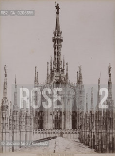 -MILANO, SENZA INDICAZIONE DAUTORE, DETTAGLIO DELLA CATTEDRALE, SENZA DATA. STAMPA ALLALBUMINA INCOLLATA SU CARTONE, CM 19,5X25,8 CONTENUTE ALLINTERNO DELLALBUM H.F.M.H FROM T.H.H.-IN REMEBRANCE OF A PLEASANT TOUR SEPTEMBER 22nd NOVEMBER15th 1888 DUBLINO. ©ARCHIVIO Graziano Arici/Rosebud2  FOTOANTICHE.-MILAN, NO AUTHORS INDICATION, DETTAGLIO DELLA CATTEDRALE, UNDATED. ALBUMEN PHOTOGRAPH MOUNTED ON CARDBOARD, CM 19,5X25,8 ©Graziano Arici/Rosebud2 