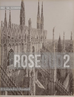 -MILANO, SENZA INDICAZIONE DAUTORE, DETTAGLIO DELLA CATTEDRALE, SENZA DATA. STAMPA ALLALBUMINA INCOLLATA SU CARTONE, CM 19,5X25,1 CONTENUTE ALLINTERNO DELLALBUM H.F.M.H FROM T.H.H.-IN REMEBRANCE OF A PLEASANT TOUR SEPTEMBER 22nd NOVEMBER15th 1888 DUBLINO. ©ARCHIVIO Graziano Arici/Rosebud2  FOTOANTICHE.-MILAN, NO AUTHORS INDICATION, DETTAGLIO DELLA CATTEDRALE, UNDATED. ALBUMEN PHOTOGRAPH MOUNTED ON CARDBOARD, CM 19,5X25,1 ©Graziano Arici/Rosebud2 