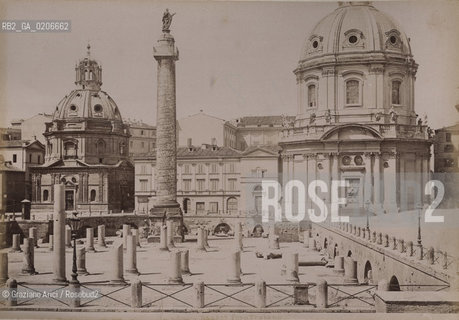 -ROMA, SENZA INDICAZIONE DAUTORE, FORO E COLONNA TRAIANA, SENZA DATA. STAMPA ALLALBUMINA INCOLLATA SU CARTONE, CM 26X18,2 CONTENUTE ALLINTERNO DELLALBUM H.F.M.H FROM T.H.H.-IN REMEBRANCE OF A PLEASANT TOUR SEPTEMBER 22nd NOVEMBER15th 1888 DUBLINO. ©ARCHIVIO Graziano Arici/Rosebud2  FOTOANTICHE.-ROME, NO AUTHORS INDICATION, FORO E COLONNA TRAIANA, UNDATED. ALBUMEN PHOTOGRAPH MOUNTED ON CARDBOARD, CM 26X18,2 ©Graziano Arici/Rosebud2 