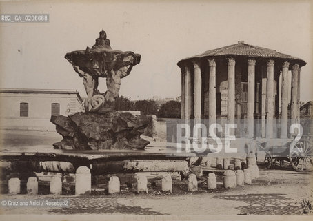 -ROMA, SENZA INDICAZIONE DAUTORE, TEMPIO DI VESTA, SENZA DATA. STAMPA ALLALBUMINA INCOLLATA SU CARTONE, CM 25,5X18,4 CONTENUTE ALLINTERNO DELLALBUM H.F.M.H FROM T.H.H.-IN REMEBRANCE OF A PLEASANT TOUR SEPTEMBER 22nd NOVEMBER15th 1888 DUBLINO. ©ARCHIVIO Graziano Arici/Rosebud2  FOTOANTICHE.-ROME, NO AUTHORS INDICATION, TEMPIO DI VESTA, UNDATED. ALBUMEN PHOTOGRAPH MOUNTED ON CARDBOARD, CM 25,5X18,4 ©Graziano Arici/Rosebud2 