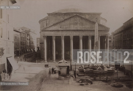 -ROMA, SENZA INDICAZIONE DAUTORE, PANTHEON, SENZA DATA. STAMPA ALLALBUMINA INCOLLATA SU CARTONE, CM 25,6X18,2 CONTENUTE ALLINTERNO DELLALBUM H.F.M.H FROM T.H.H.-IN REMEBRANCE OF A PLEASANT TOUR SEPTEMBER 22nd NOVEMBER15th 1888 DUBLINO. ©ARCHIVIO Graziano Arici/Rosebud2  FOTOANTICHE.-ROME, NO AUTHORS INDICATION, PANTHEON, UNDATED. ALBUMEN PHOTOGRAPH MOUNTED ON CARDBOARD, CM 25,6X18,2 ©Graziano Arici/Rosebud2 