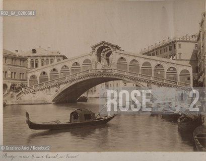 -VENEZIA, SENZA INDICAZIONE DAUTORE, BRIDGE ACROSS GRAND CANAL IN VENICE, SENZA DATA. STAMPA ALLALBUMINA INCOLLATA SU CARTONE, CM 23,7X18 CONTENUTE ALLINTERNO DELLALBUM H.F.M.H FROM T.H.H.-IN REMEBRANCE OF A PLEASANT TOUR SEPTEMBER 22nd NOVEMBER15th 1888 DUBLINO. ©ARCHIVIO Graziano Arici/Rosebud2  FOTOANTICHE.-VENICE, NO AUTHORS INDICATION, BRIDGE ACROSS GRAND CANAL IN VENICE, UNDATED. ALBUMEN PHOTOGRAPH MOUNTED ON CARDBOARD, CM 23,7X18 ©Graziano Arici/Rosebud2 