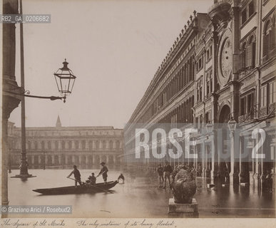 -VENEZIA, SENZA INDICAZIONE DAUTORE, THE SQUARE OF ST. MARKS, SENZA DATA. STAMPA ALLALBUMINA INCOLLATA SU CARTONE, CM 23,7X19 CONTENUTE ALLINTERNO DELLALBUM H.F.M.H FROM T.H.H.-IN REMEBRANCE OF A PLEASANT TOUR SEPTEMBER 22nd NOVEMBER15th 1888 DUBLINO. ©ARCHIVIO Graziano Arici/Rosebud2  ALTA MAREA FOTOANTICHE.-VENICE, NO AUTHORS INDICATION, THE SQUARE OF ST. MARKS, UNDATED. ALBUMEN PHOTOGRAPH MOUNTED ON CARDBOARD, CM 23,7X19 ©Graziano Arici/Rosebud2 