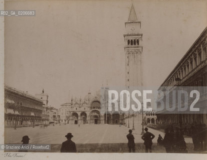 -VENEZIA, SENZA INDICAZIONE DAUTORE, THE TOWER-PIAZZA S. MARCO, SENZA DATA. STAMPA ALLALBUMINA INCOLLATA SU CARTONE, CM 23,7X18 CONTENUTE ALLINTERNO DELLALBUM H.F.M.H FROM T.H.H.-IN REMEBRANCE OF A PLEASANT TOUR SEPTEMBER 22nd NOVEMBER15th 1888 DUBLINO. ©ARCHIVIO Graziano Arici/Rosebud2   FOTOANTICHE.-VENICE, NO AUTHORS INDICATION, THE TOWER-PIAZZA S. MARCO, UNDATED. ALBUMEN PHOTOGRAPH MOUNTED ON CARDBOARD, CM 23,7X18 ©Graziano Arici/Rosebud2 