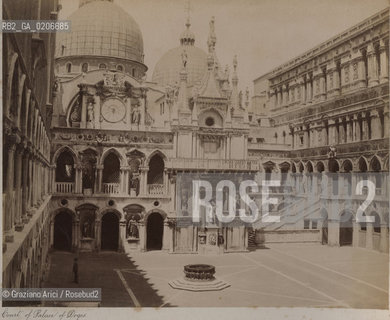 -VENEZIA, SENZA INDICAZIONE DAUTORE, COURT OF PALACE OF DOGES, SENZA DATA. STAMPA ALLALBUMINA INCOLLATA SU CARTONE, CM 23,7X19,2 CONTENUTE ALLINTERNO DELLALBUM H.F.M.H FROM T.H.H.-IN REMEBRANCE OF A PLEASANT TOUR SEPTEMBER 22nd NOVEMBER15th 1888 DUBLINO. ©ARCHIVIO Graziano Arici/Rosebud2   FOTOANTICHE.-VENICE, NO AUTHORS INDICATION, COURT OF PALACE OF DOGES, UNDATED. ALBUMEN PHOTOGRAPH MOUNTED ON CARDBOARD, CM 23,7X19,2 ©Graziano Arici/Rosebud2 