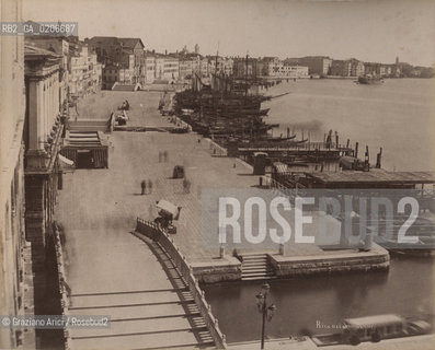 -VENEZIA, SENZA INDICAZIONE DAUTORE, RIVA DEGLI SCHIAVONI, SENZA DATA. STAMPA ALLALBUMINA INCOLLATA SU CARTONE, CM 23X18,2 CONTENUTE ALLINTERNO DELLALBUM H.F.M.H FROM T.H.H.-IN REMEBRANCE OF A PLEASANT TOUR SEPTEMBER 22nd NOVEMBER15th 1888 DUBLINO. ©ARCHIVIO Graziano Arici/Rosebud2   FOTOANTICHE.-VENICE, NO AUTHORS INDICATION, RIVA DEGLI SCHIAVONI, UNDATED. ALBUMEN PHOTOGRAPH MOUNTED ON CARDBOARD, CM 23X18,2 ©Graziano Arici/Rosebud2 