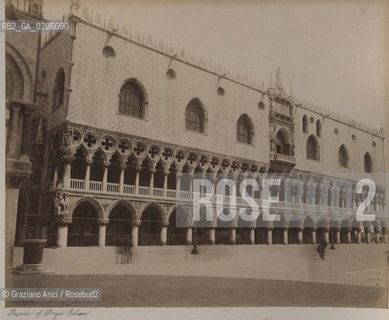 -VENEZIA, SENZA INDICAZIONE DAUTORE, FACCIATA DI PALAZZO DUCALE, SENZA DATA. STAMPA ALLALBUMINA INCOLLATA SU CARTONE, CM 23,4X19 CONTENUTE ALLINTERNO DELLALBUM H.F.M.H FROM T.H.H.-IN REMEBRANCE OF A PLEASANT TOUR SEPTEMBER 22nd NOVEMBER15th 1888 DUBLINO. ©ARCHIVIO Graziano Arici/Rosebud2   FOTOANTICHE.-VENICE, NO AUTHORS INDICATION, FACCIATA DI PALAZZO DUCALE, UNDATED. ALBUMEN PHOTOGRAPH MOUNTED ON CARDBOARD, CM 23,4X19 ©Graziano Arici/Rosebud2 