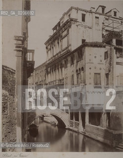 -VENEZIA, SENZA INDICAZIONE DAUTORE, STREET IN VENICE, SENZA DATA. STAMPA ALLALBUMINA INCOLLATA SU CARTONE, CM 19,2X23,6 CONTENUTE ALLINTERNO DELLALBUM H.F.M.H FROM T.H.H.-IN REMEBRANCE OF A PLEASANT TOUR SEPTEMBER 22nd NOVEMBER15th 1888 DUBLINO. ©ARCHIVIO Graziano Arici/Rosebud2   FOTOANTICHE.-VENICE, NO AUTHORS INDICATION, STREET IN VENICE, UNDATED. ALBUMEN PHOTOGRAPH MOUNTED ON CARDBOARD, CM 19,2X23,6 ©Graziano Arici/Rosebud2 