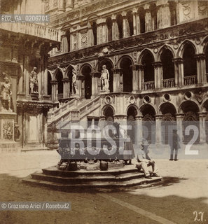 -VENEZIA, CARLO NAYA ?, POZZO NEL CORTILE DI PALAZZO DUCALE, SENZA DATA. POSITIVO ALLALBUMINA MONTATO SU CARTONE, FOTOGRAFIA STEREOSCOPICA, CM 17,2X8,5  ©ARCHIVIO Graziano Arici/Rosebud2   FOTOANTICHE.-VENICE, CARLO NAYA ?, POZZO NEL CORTILE DI PALAZZO DUCALE, UNDATED. ALBUMEN POSITIVE MOUNTED ON CARDBOARD, STEREOSCOPICAL PHOTOGRAPH CM 17,2X8,5 ©Graziano Arici / rosebud2