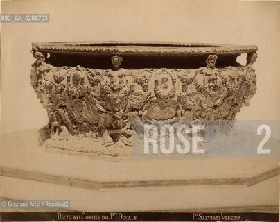 -VENEZIA, PAOLO SALVIATI, POZZO NEL CORTILE DEL PALAZZO DUCALE, SENZA DATA. STAMPA ALLALBUMINA INCOLLATA SU CARTONE, CM 24,4X19,3 ©ARCHIVIO Graziano Arici/Rosebud2  FOTOANTICHE.-VENICE, PAOLO SALVIATI, POZZO NEL CORTILE DEL PALAZZO DUCALE, UNDATED. ALBUMEN PHOTOGRAPH MOUNTED ON CARDBOARD, CM 24,4X19,3 ©Graziano Arici / rosebud2