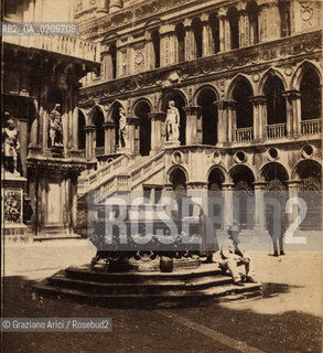 -VENEZIA, CARLO NAYA, CORTILE INTERNO DI PALAZZO DUCALE, SENZA DATA. POSITIVO ALLALBUMINA MONTATO SU CARTONE, FOTOGRAFIA STEREOSCOPICA, CM 17,5X8,2  ©ARCHIVIO Graziano Arici/Rosebud2  PERSONA, FOTOANTICHE.-VENICE, CARLO NAYA, CORTILE INTERNO DI PALAZZO DUCALE, UNDATED. ALBUMEN POSITIVE MOUNTED ON CARDBOARD, STEREOSCOPICAL PHOTOGRAPH CM 17,5X8,2 ©Graziano Arici / rosebud2