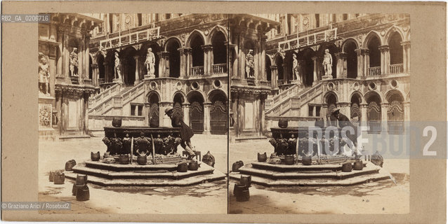 -VENEZIA, SENZA INDICAZIONE DAUTORE, CORTILE INTERNO DI PALAZZO DUCALE, SENZA DATA. POSITIVO ALLALBUMINA MONTATO SU CARTONE, FOTOGRAFIA STEREOSCOPICA, CM 16,7X8,4  ©ARCHIVIO Graziano Arici/Rosebud2   FOTOANTICHE.-VENICE, NO AUTHORS INDICATION, CORTILE INTERNO DI PALAZZO DUCALE, UNDATED. ALBUMEN POSITIVE MOUNTED ON CARDBOARD, STEREOSCOPICAL PHOTOGRAPH CM 16,7X8,4 ©Graziano Arici / rosebud2 .