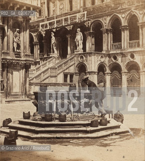 -VENEZIA, SENZA INDICAZIONE DAUTORE, CORTILE INTERNO DI PALAZZO DUCALE, SENZA DATA. POSITIVO ALLALBUMINA MONTATO SU CARTONE, FOTOGRAFIA STEREOSCOPICA, CM 16,7X8,4  ©ARCHIVIO Graziano Arici/Rosebud2   FOTOANTICHE.-VENICE, NO AUTHORS INDICATION, CORTILE INTERNO DI PALAZZO DUCALE, UNDATED. ALBUMEN POSITIVE MOUNTED ON CARDBOARD, STEREOSCOPICAL PHOTOGRAPH CM 16,7X8,4 ©Graziano Arici / rosebud2 .