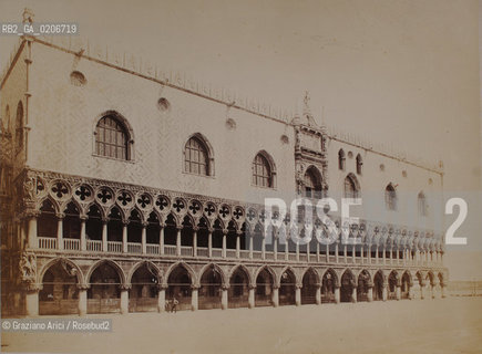 -VENEZIA, CARLO PONTI, FACCIATA DI PALAZZO DUCALE VERSO LA PIAZZETTA, SENZA DATA. STAMPA ALLALBUMINA  INCOLLATA SU CARTONE CON TIMBRO CARLO PONTI, CM 35,5X26 ©ARCHIVIO Graziano Arici/Rosebud2   FOTOANTICHE.-VENICE, CARLO PONTI, FACCIATA DI PALAZZO DUCALE VERSO LA PIAZZETTA, UNDATED. ALBUMEN PHOTOGRAPH  MOUNTED ON CARDBOARD WITH STAMP CARLO PONTI, CM 35,5X26 ©Graziano Arici / rosebud2