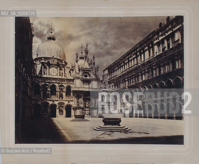 -VENEZIA, CARLO NAYA, VENEZIA AL CHIARO DI LUNA, SENZA DATA. STAMPA ALLALBUMINA CON EFFETTO CHIARO DI LUNA  INCOLLATA SU CARTONE, CM 35,3X27,2 ©ARCHIVIO Graziano Arici/Rosebud2  CORTILE INTERNO DI PALAZZO DUCALE, FOTOANTICHE.-VENICE, CARLO NAYA, VENICE IN THE MOONLIGHT, UNDATED. ALBUMEN PHOTOGRAPH WITH MOONLIGHT EFFECT  MOUNTED ON CARDBOARD, CM 35,3X27,2 ©Graziano Arici / rosebud2