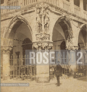 -VENEZIA, CARLO NAYA, ANGOLO DI PALAZZO DUCALE, ANTE 1865. POSITIVO ALLALBUMINA MONTATO SU CARTONE, FOTOGRAFIA STEREOSCOPICA, CM 17,3X8,2  ©ARCHIVIO Graziano Arici/Rosebud2  CANNONI DIETRO I CANCELLI, PERSONA, FOTOANTICHE.-VENICE, CARLO NAYA, ANGOLO DI PALAZZO DUCALE, ANTE 1865. ALBUMEN POSITIVE MOUNTED ON CARDBOARD, STEREOSCOPICAL PHOTOGRAPH CM 17,3X8,2 ©Graziano Arici / rosebud2
