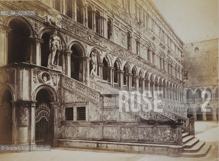 -VENEZIA, CARLO PONTI, CORTILE INTERNO DI PALAZZO DUCALE E SCALA DEI GIGANTI. 1860 C.A.. STAMPA ALLALBUMINA  INCOLLATA SU CARTONE, CM 35,2X27,5 ©ARCHIVIO Graziano Arici/Rosebud2   FOTOANTICHE.-VENICE, CARLO PONTI, CORTILE INTERNO DI PALAZZO DUCALE, 1860 C.A. ALBUMEN PHOTOGRAPH  MOUNTED ON CARDBOARD, CM 35,2X27,5 ©Graziano Arici / rosebud2