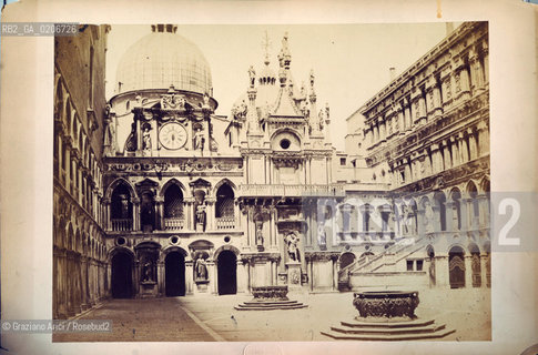 -VENEZIA, CARLO PONTI, CORTILE INTERNO DI PALAZZO DUCALE, SENZA DATA. STAMPA ALLALBUMINA INCOLLATA SU CARTONE CON TIMBRO CARLO PONTI, CM 35,5X26 ©ARCHIVIO Graziano Arici/Rosebud2   FOTOANTICHE.-VENICE, CARLO PONTI, CORTILE INTERNO DI PALAZZO DUCALE, UNDATED. ALBUMEN PHOTOGRAPH  MOUNTED ON CARDBOARD WITH STAMP CARLO PONTI, CM 35,5X26 ©Graziano Arici/Rosebud2 