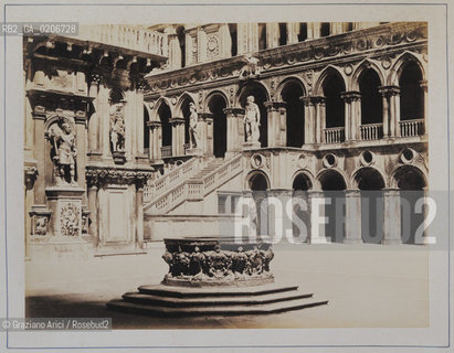 -VENEZIA, SENZA INDICAZIONE DAUTORE, POZZO NEL CORTILE INTERNO DI PALAZZO DUCALE, SENZA DATA. STAMPA ALLALBUMINA INCOLLATA SU CARTONE, CM 38,2X29,9 ©ARCHIVIO Graziano Arici/Rosebud2   FOTOANTICHE.-VENICE, NO AUTHORS INDICATION, POZZO NEL CORTILE INTERNO DI PALAZZO DUCALE, UNDATED. ALBUMEN PHOTOGRAPH  MOUNTED ON CARDBOARD, CM 38,2X29,9 ©Graziano Arici/Rosebud2 