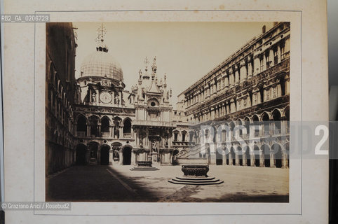 -VENEZIA, SENZA INDICAZIONE DAUTORE, CORTILE INTERNO DI PALAZZO DUCALE, SENZA DATA. STAMPA ALLALBUMINA INCOLLATA SU CARTONE, CM 38,5X29,5 ©ARCHIVIO Graziano Arici/Rosebud2   FOTOANTICHE.-VENICE, NO AUTHORS INDICATION, CORTILE INTERNO DI PALAZZO DUCALE, UNDATED. ALBUMEN PHOTOGRAPH  MOUNTED ON CARDBOARD, CM 38,5X29,5 ©Graziano Arici/Rosebud2 