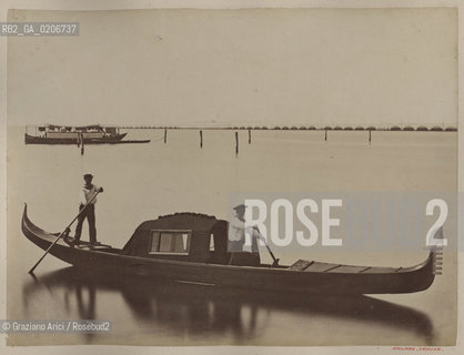-VENEZIA, SENZA INDICAZIONE DAUTORE, RAILWAY, SENZA DATA. STAMPA ALLALBUMINA INCOLLATA SU CARTONE, CM 25,4X19,4 ©ARCHIVIO Graziano Arici/Rosebud2  GONDOLIERI E PONTE DELLA FERROVIA FOTOANTICHE.-VENICE, NO AUTHORS INDICATION, RAILWAY, UNDATED. ALBUMEN PHOTOGRAPH MOUNTED ON CARDBOARD, CM 25,4X19,4 ©Graziano Arici / rosebud2