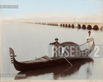 -VENEZIA, PAOLO SALVIATI, GONDOLA CON FELZE E PONTE DELLA FERROVIA, SENZA DATA. STAMPA ALLALBUMINA COLORATA A MANO CON ACQUERELLI, CM 24,4X19,5 ©ARCHIVIO Graziano Arici/Rosebud2  FOTOANTICHE.-VENICE, PAOLO SALVIATI, GONDOLA CON FELZE E PONTE DELLA FERROVIA, UNDATED. ALBUMEN PHOTOGRAPH HAND COLOURED WITH WATERCOLOUR, CM 24,4X19,5 ©Graziano Arici/Rosebud2 