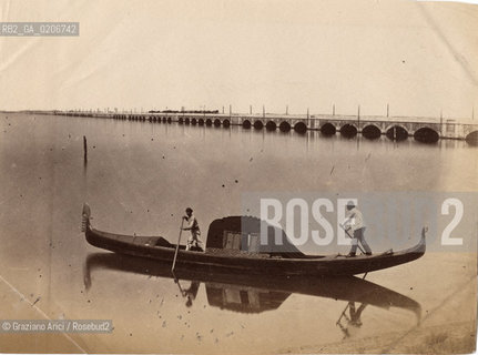 -VENEZIA, SENZA INDICAZIONE DAUTORE, PONTE DELLA FERROVIA, SENZA DATA. STAMPA ALLALBUMINA INCOLLATA SU CARTONE, CM 13X9,7  ©ARCHIVIO Graziano Arici/Rosebud2  GONDOLA  FOTOANTICHE.-VENICE, NO AUTHOR S INDICATION, PONTE DELLA FERROVIA, UNDATED. ALBUMEN PHOTOGRAPH MOUNTED ON CARDBOARD, CM 13X9,7 ©Graziano Arici/Rosebud2 